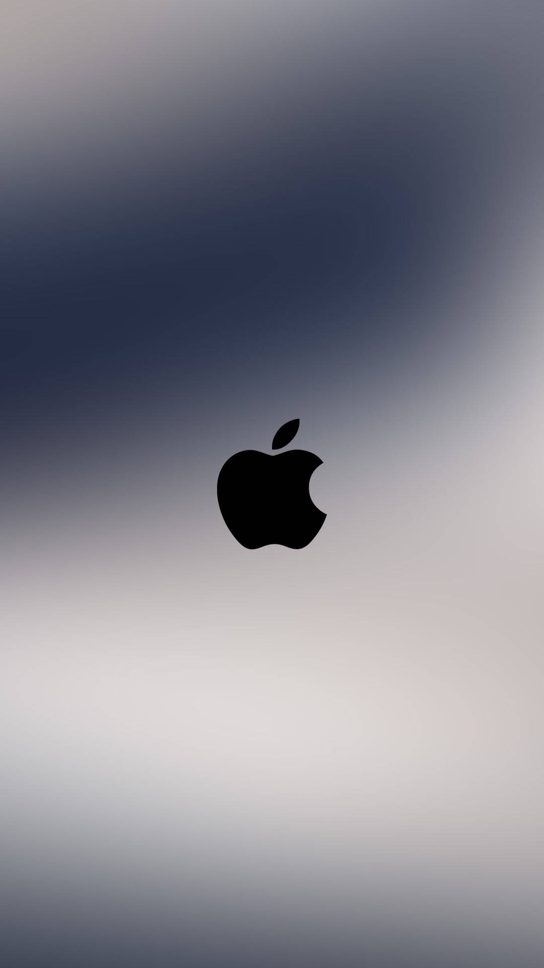 黑色 桌布 壁紙 — 一個極簡的黑色Apple標誌，居中放置在從深藍色到淺灰色的柔和漸變背景上。
