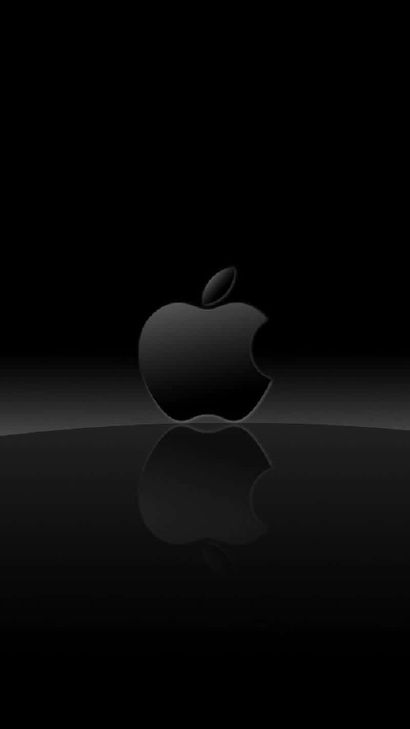桌布 壁紙 — 一個極簡的黑色Apple標誌，帶有微妙的倒影，位於深色背景上光澤黑色表面的中央。