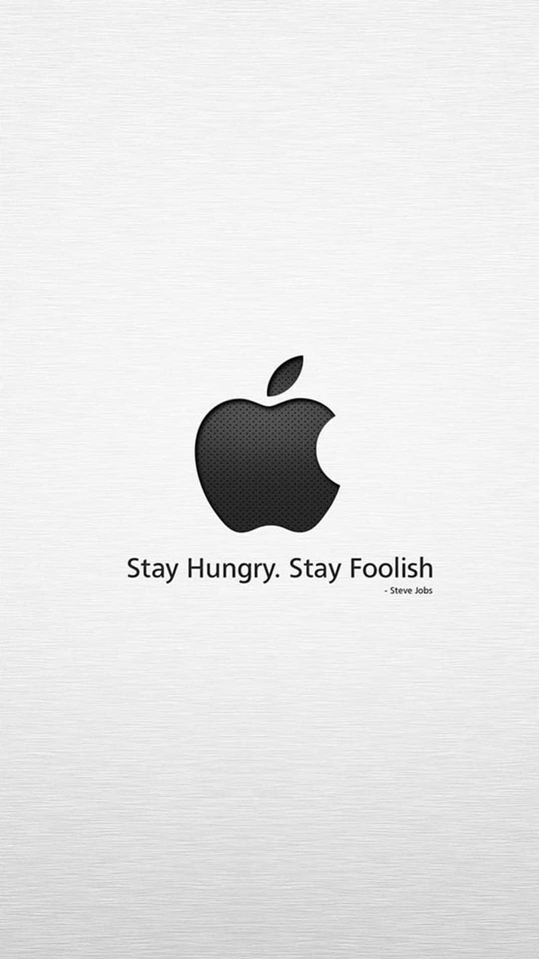 iPhone X Apple Logo 桌布 壁紙 — 一個極簡的黑色Apple標誌，帶有紋理表面，居中於拉絲銀色背景上，下方有Stay Hungry Stay Foolish的引言。
