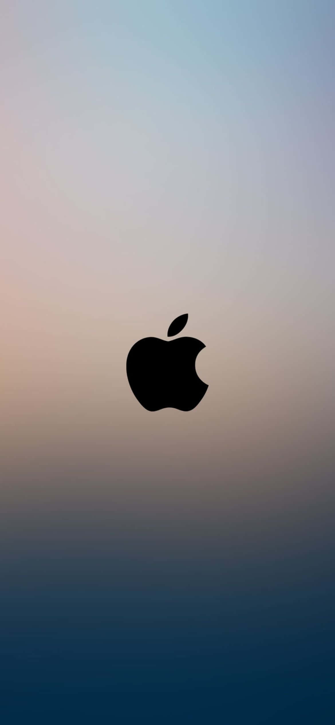 iPhone 12 Pro 桌布 壁紙 — 一個極簡的黑色Apple標誌，置中於柔和漸變的天空背景，從蜜桃色過渡到深藍色。
