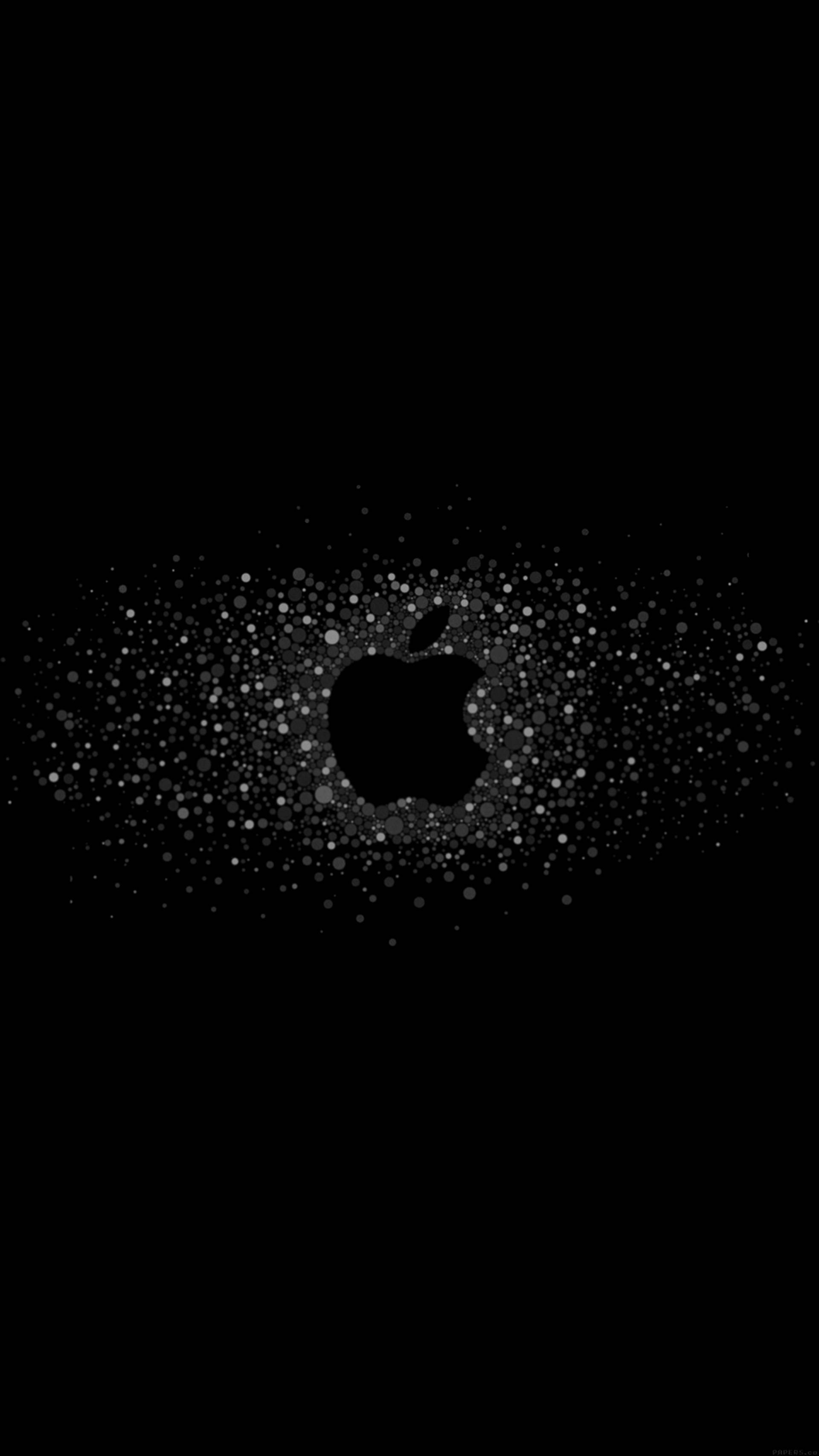 黑色 iPhone 桌布 桌布 壁紙 — 一個極簡的黑色Apple標誌從灰色粒子的爆發中浮現，背景為純黑色。