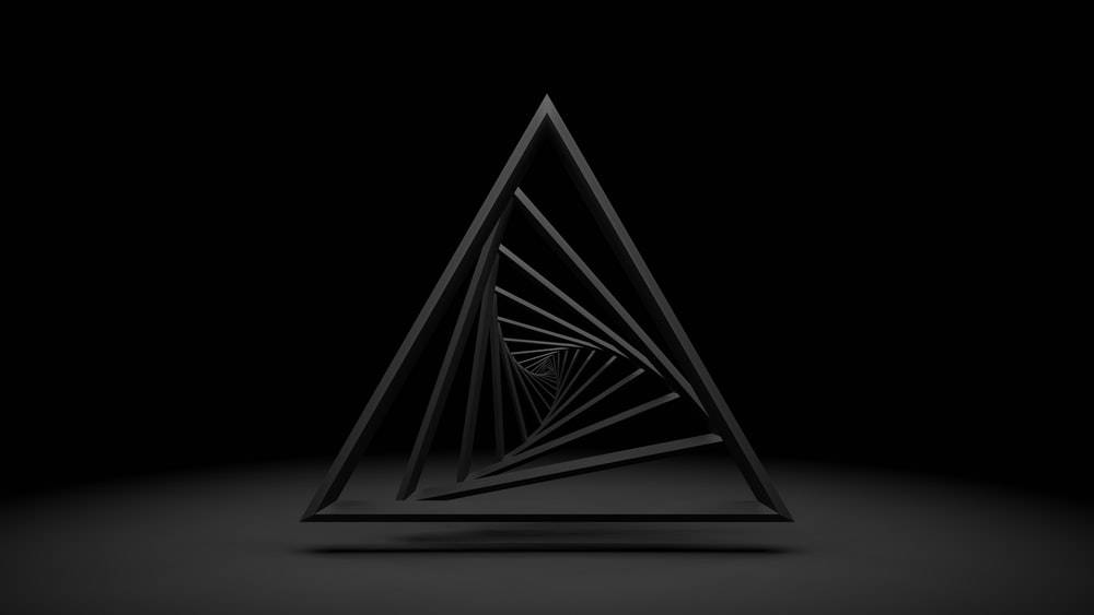pyramid 桌布 壁紙 — 一個極簡的黑色三角形隧道，在黑暗虛空中螺旋延伸至無限深處，帶有柔和的地面照明。