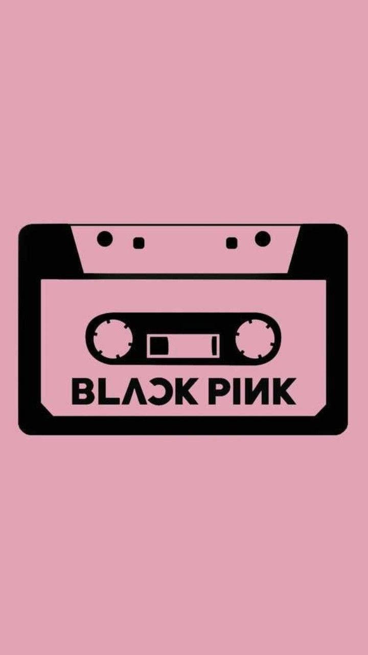 BLACKPINK 標誌 桌布 壁紙 — 一個極簡的黑色卡式帶圖標，中央有 'BLACK PINK' 文字，背景為純粉色。
