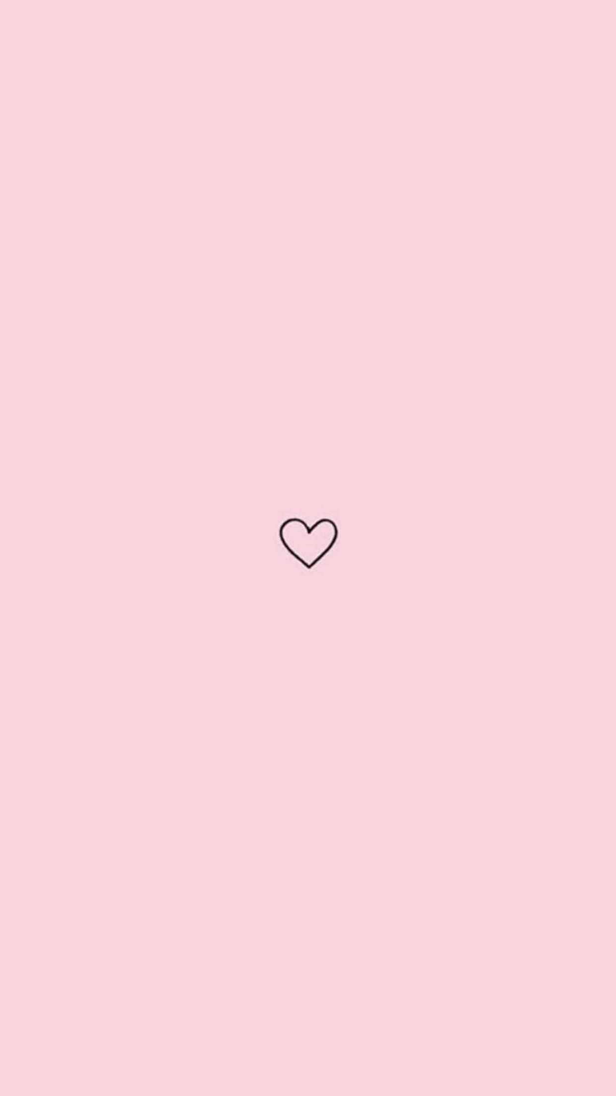 Aesthetic Heart 桌布 壁紙 — 一個極簡的黑色心形輪廓，置中在柔和的粉紅色背景上。