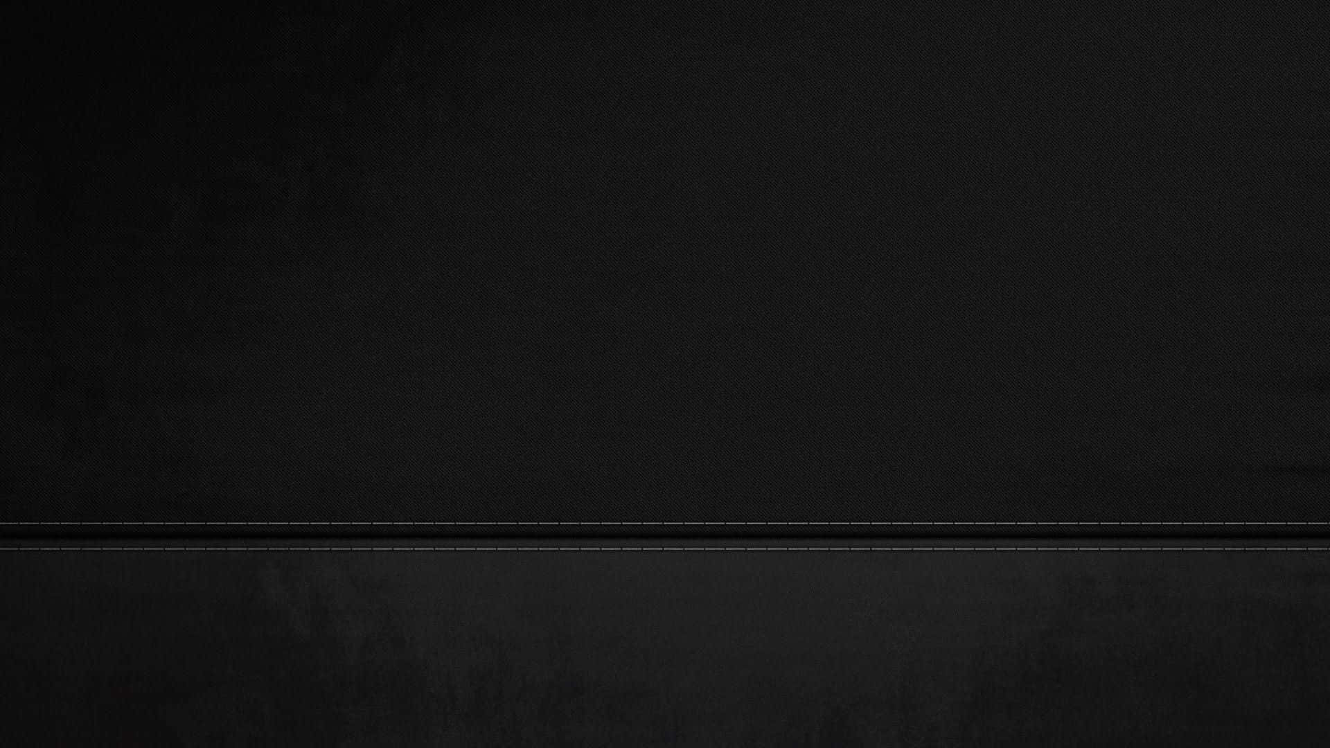 Plain Black Desktop 桌布 壁紙 — 一個極簡的黑色紋理表面，由一條細小的水平接縫分隔。