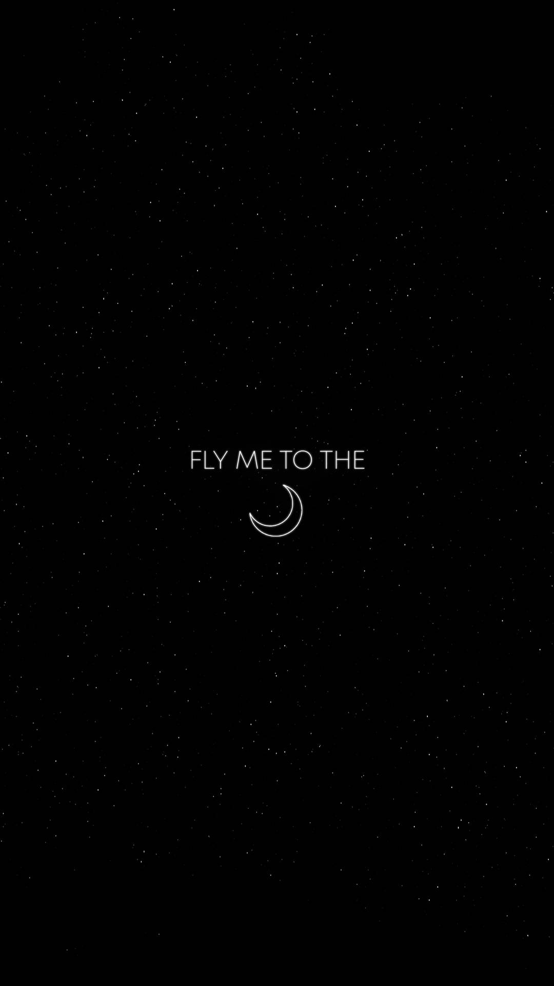 文字在星空夜空背景下，新月上方寫著 fly me to the。 — 極簡黑色手機桌布 壁紙