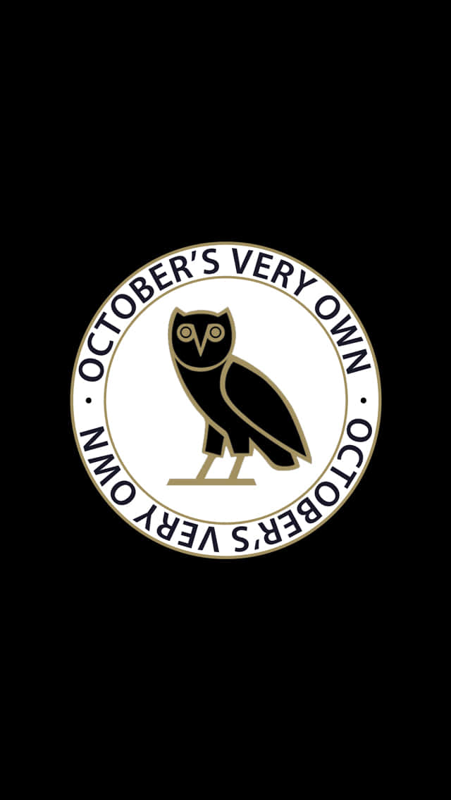 Drake Ovo Owl iPhone 桌布 壁紙 — 一個極簡的黑金貓頭鷹標誌，文字為 October's Very Own，背景為純黑色。