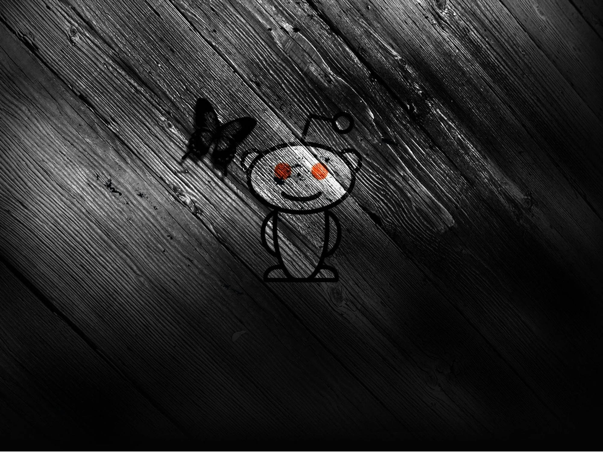 Reddit 桌布 壁紙 — 一個極簡線條藝術的 Reddit 外星人，有著發光的橙色眼睛，坐在深色風化木頭上，旁邊有一隻黑色蝴蝶。