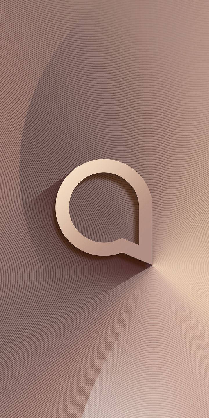 alcatel 桌布 壁紙 — 一個極簡金屬字母Q在暖玫瑰金色調的同心波浪線背景上投下柔和陰影。