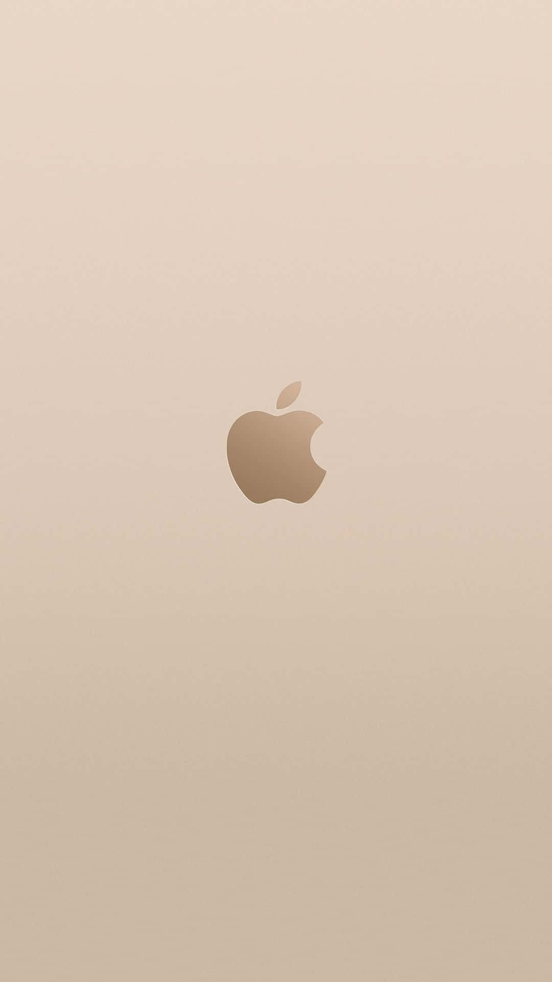 蘋果 桌布 壁紙 — 一個極簡金色Apple標誌，居中於柔和漸變米色背景上。