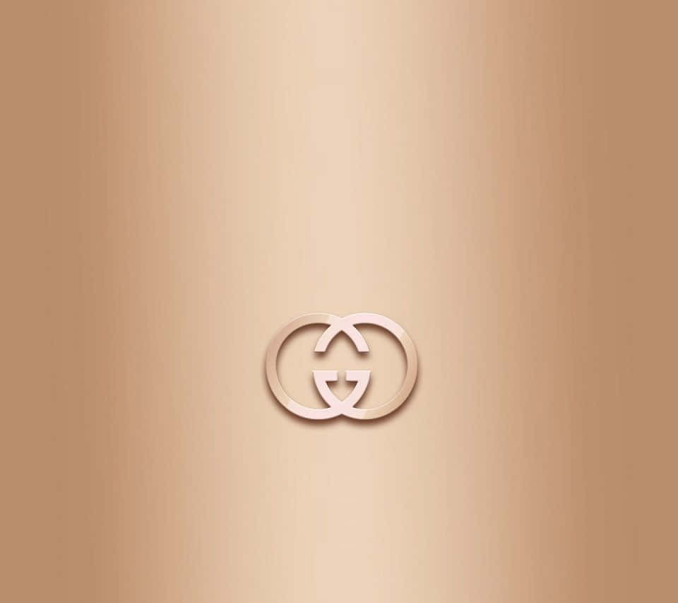 Gucci 桌布 壁紙 — 一個極簡金色Gucci標誌居中於柔和的漸變米色背景上，帶有微妙的燈光。