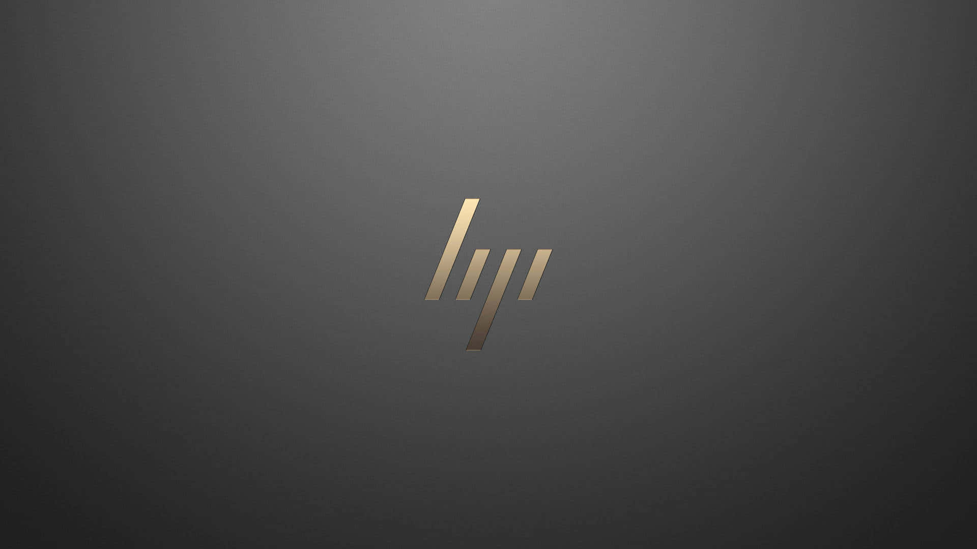 HP 桌布 壁紙 — 一個極簡金色HP標誌，居中於帶有柔和照明的漸變灰色背景上。