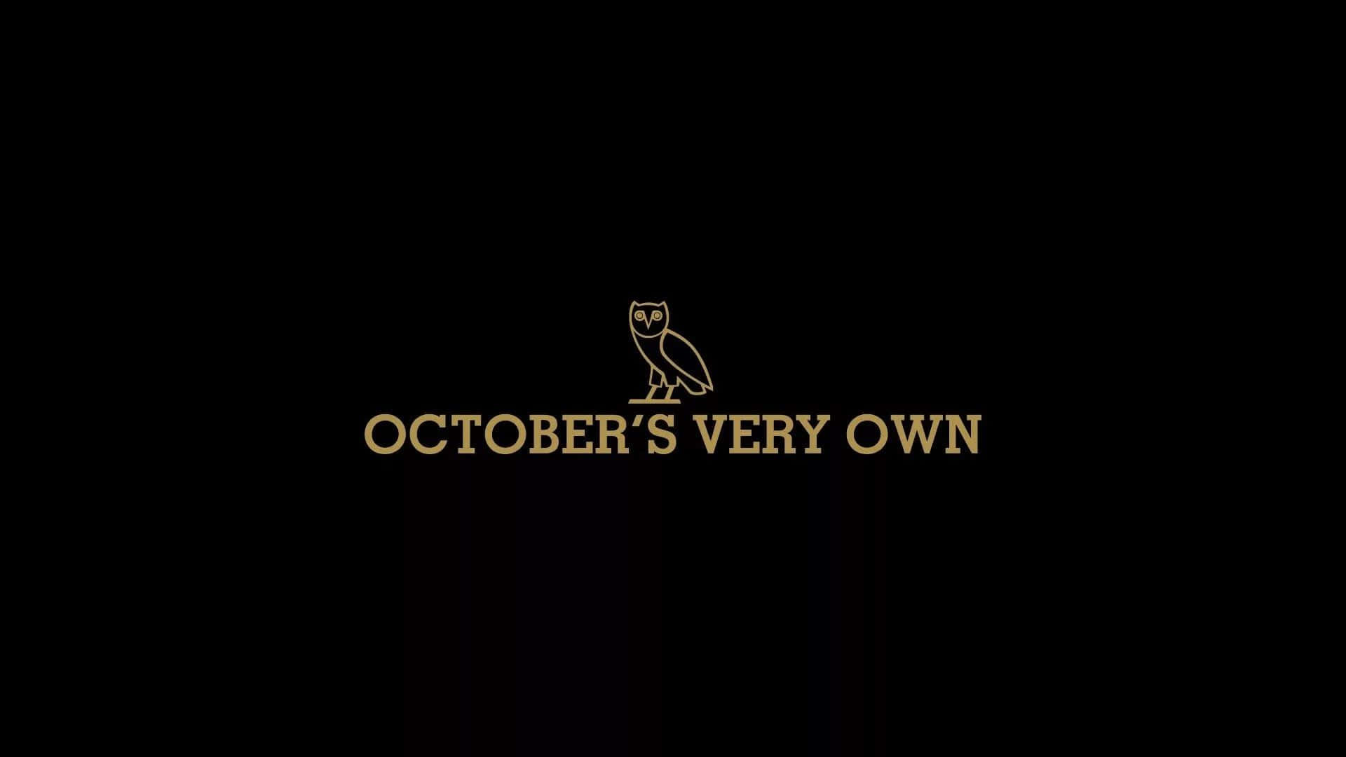 Ovoxo 桌布 壁紙 — 一個極簡金色貓頭鷹標誌，位於 October's Very Own 文字上方，背景為純黑色。