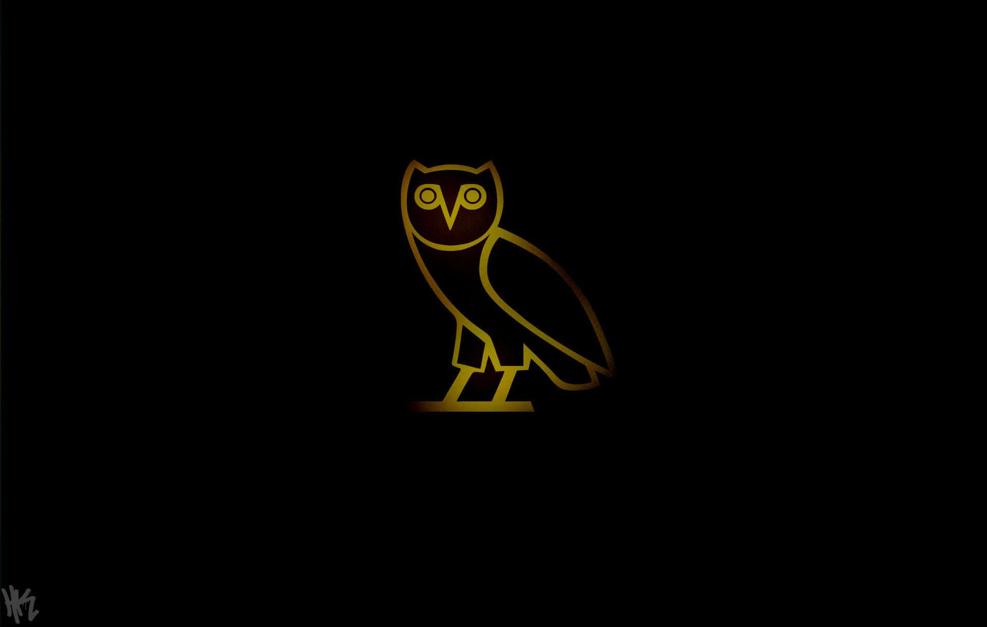 Drake Ovo Owl iPhone 桌布 壁紙 — 一個極簡金色貓頭鷹標誌居中放在帶有微妙漸變陰影的純黑色背景上。