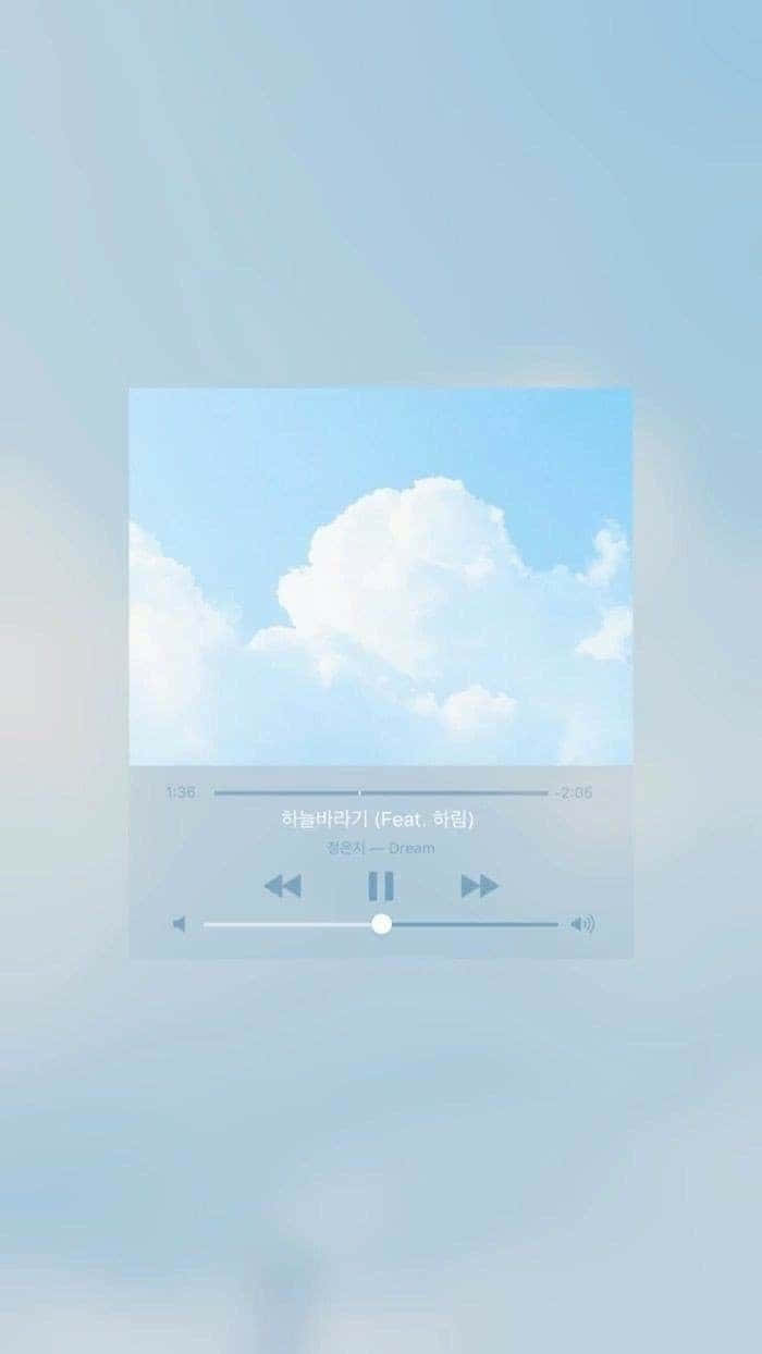 Pastel Blue Solid 桌布 壁紙 — 一個極簡音樂播放器疊加層顯示一朵蓬鬆的白雲在柔和的藍天上，帶有韓文文字和播放控制。