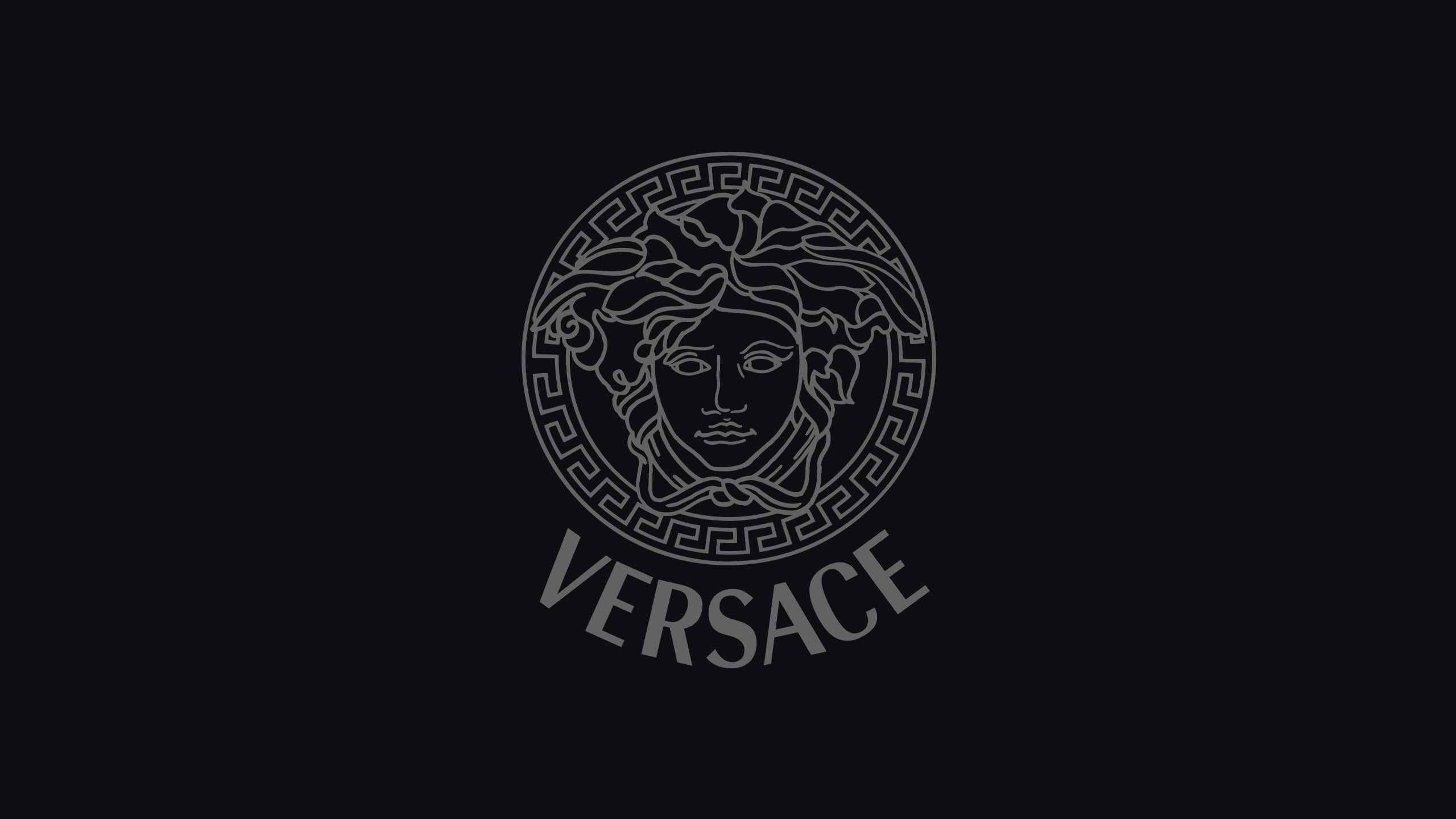 Versace Logo 桌布 壁紙 — 一個極簡風格的 Versace 標誌，帶有美杜莎頭像和希臘鑰匙圖案，銀色設計配黑色背景。