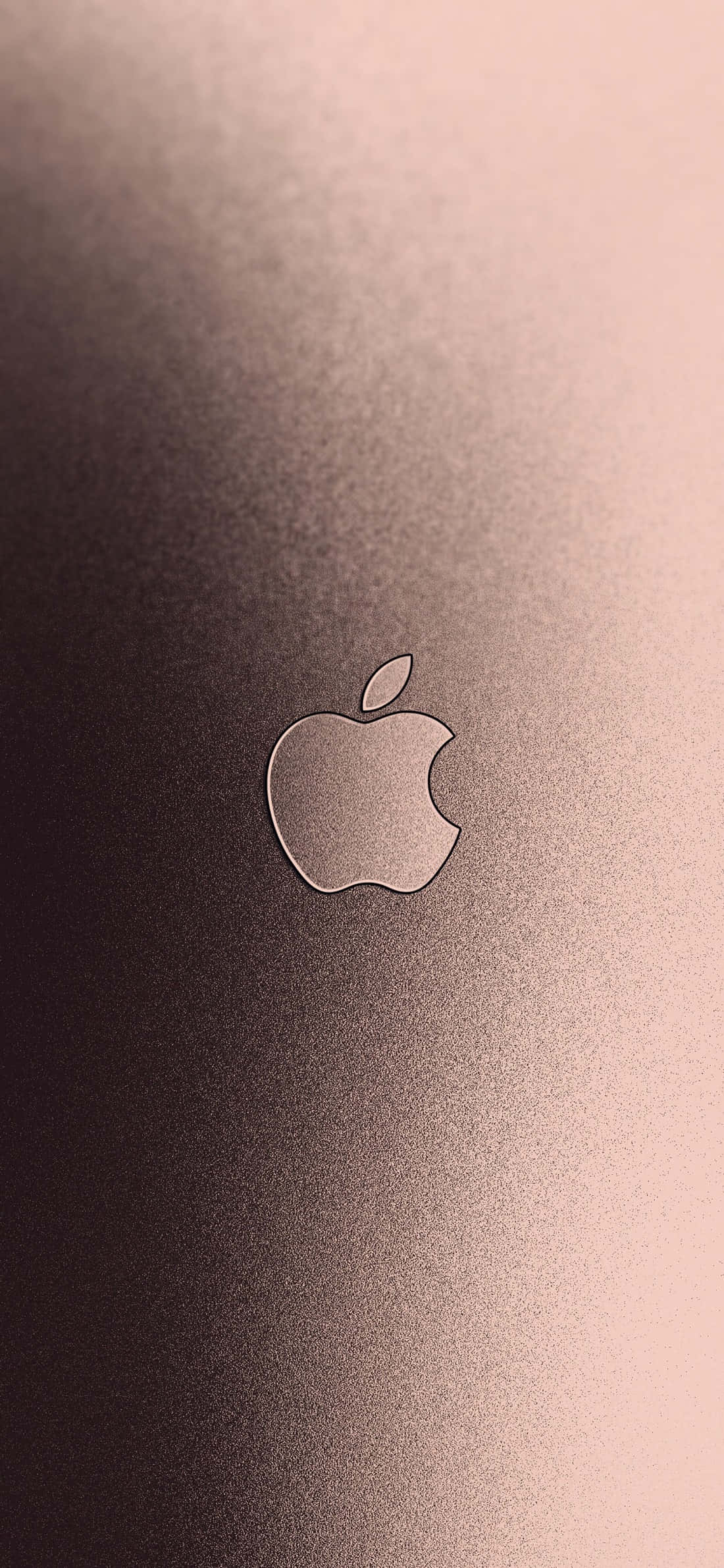 玫瑰金 iPhone 桌布 壁紙 — 一個極簡風格的Apple標誌蝕刻在拉絲金屬表面上，帶有從深色到玫瑰金的柔和漸變。