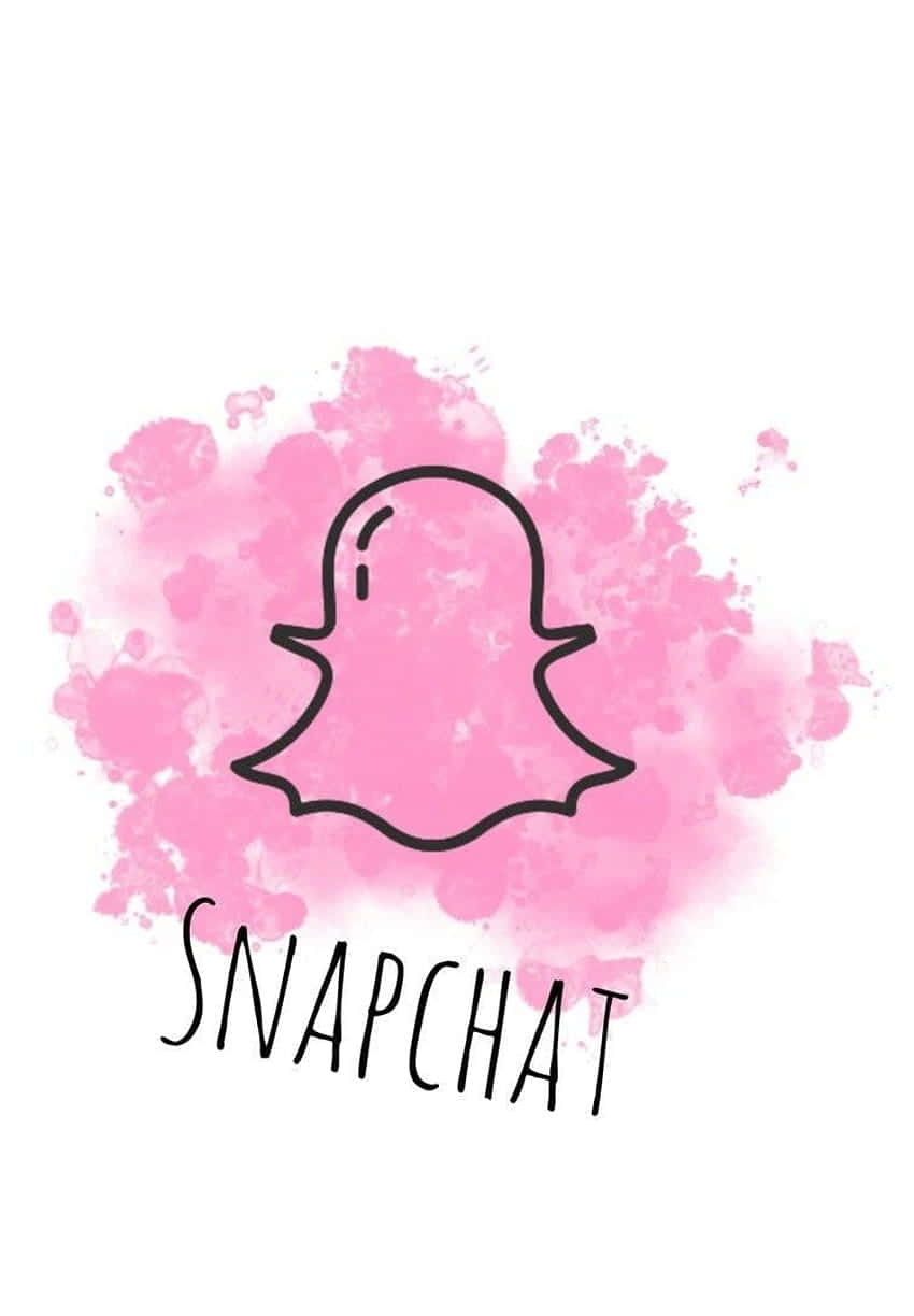 Snapchat 桌布 壁紙 — 一個極簡風格的Snapchat鬼魂標誌，以黑色輪廓呈現，位於柔和的粉紅色水彩潑濺之上，下方寫有Snapchat字樣。