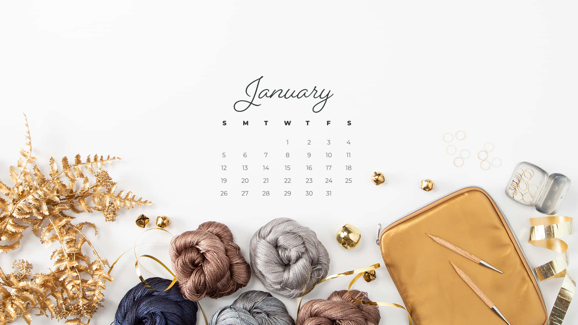Hello January 桌布 壁紙 — 一個極簡風格的一月日曆，周圍環繞著金色蕨類毛線球、編織針和節日金色點綴，背景為白色。