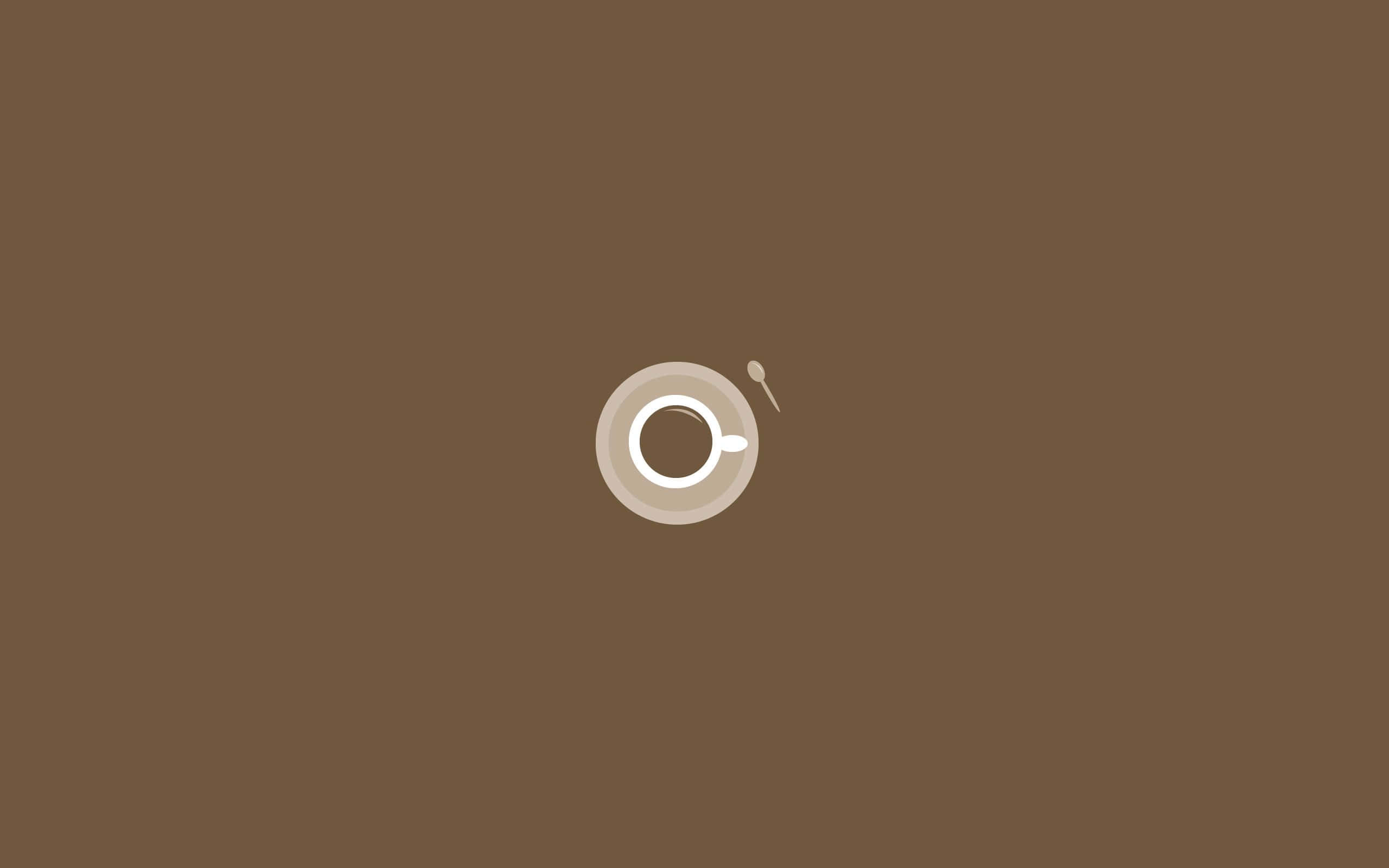 Minimalist Coffee 桌布 壁紙 — 一個極簡風格的俯視圖，展示一個白色咖啡杯放在碟子上，附有湯匙，背景為純棕色。