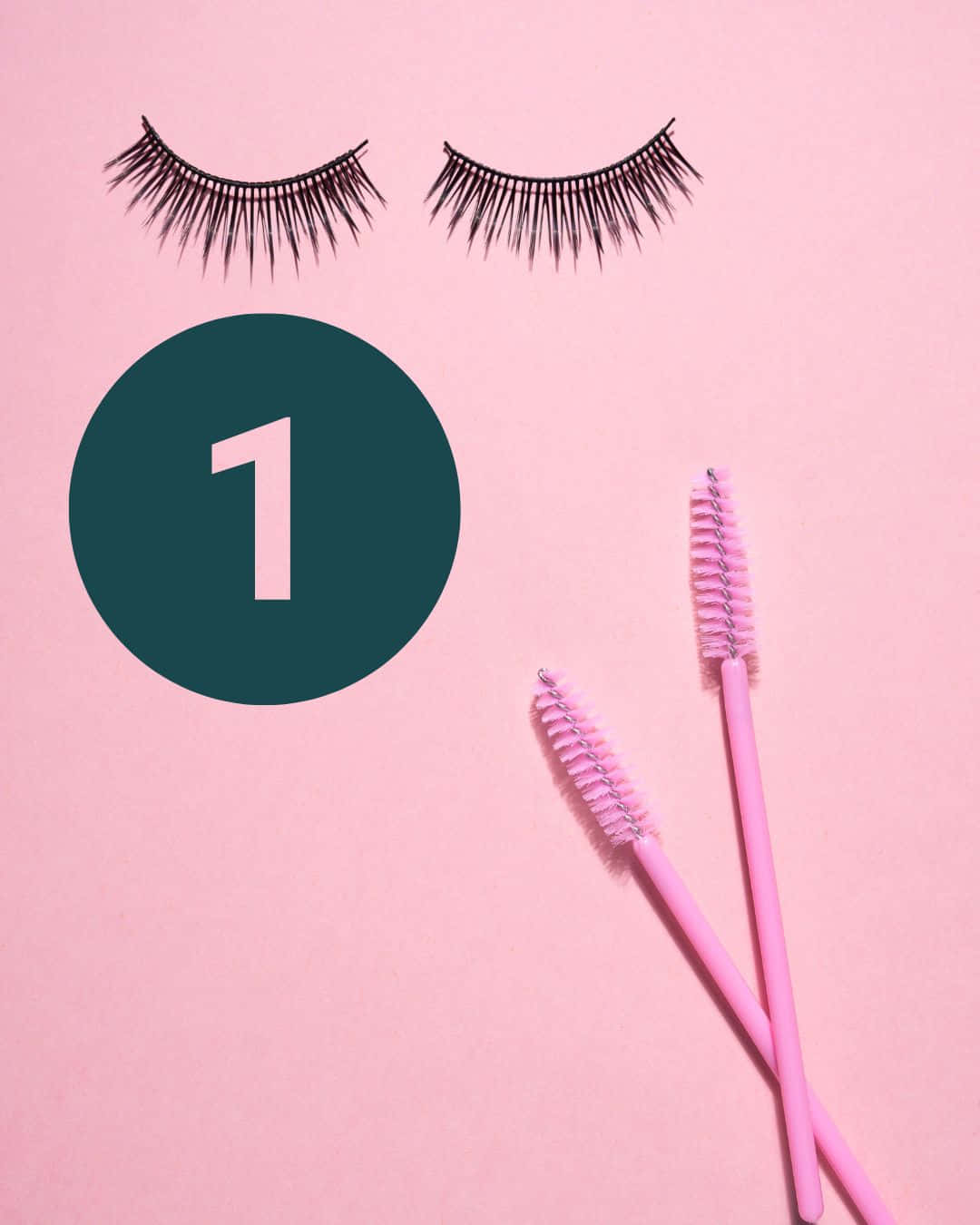 Eyelash 桌布 壁紙 — 一個極簡風格的平鋪構圖，展示假睫毛和粉紅色睫毛膏刷，放在柔和的粉紅色背景上，並有一個青綠色圓圈包含數字一。