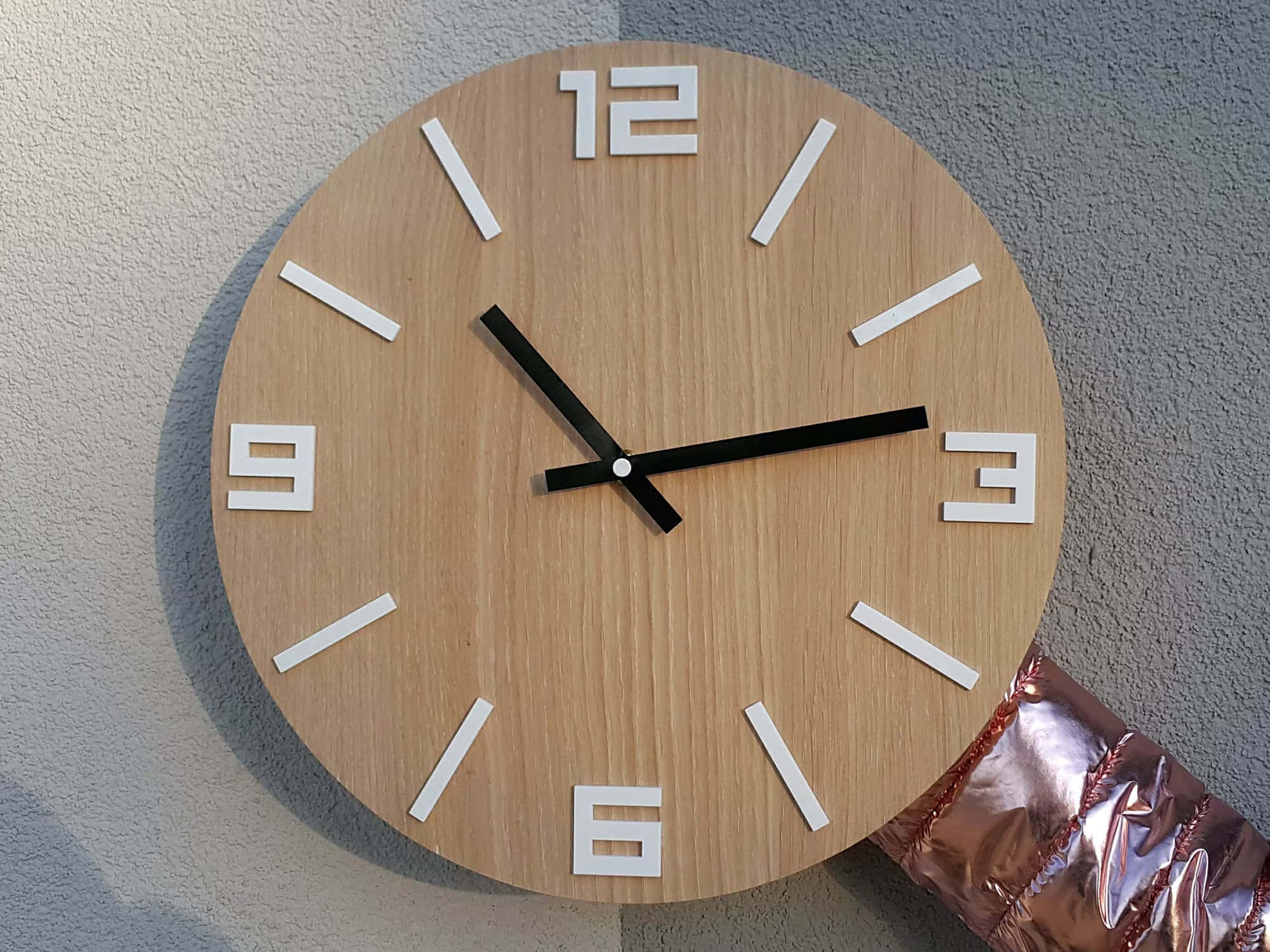 Wall Clock 桌布 壁紙 — 一個極簡風格的木製掛鐘，帶有白色數字和黑色指針，安裝在紋理灰色牆壁上。