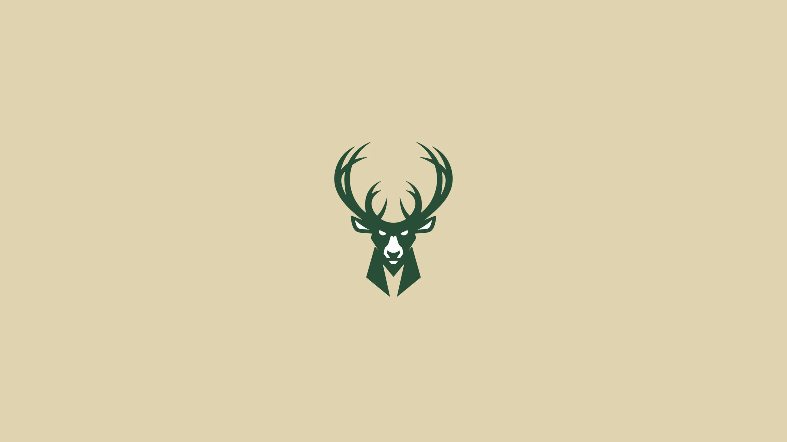 Bucks 桌布 壁紙 — 一個極簡風格的深綠色鹿頭標誌，帶有幾何形狀的鹿角，居中放置在米色背景上。