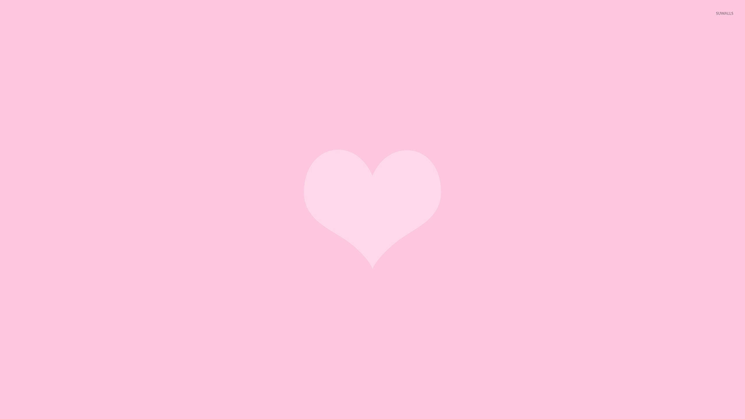 Pastel Pink Heart 桌布 壁紙 — 一個極簡風格的淺粉紅色心形，置於帶有柔和漸變的軟粉紅色背景中央。