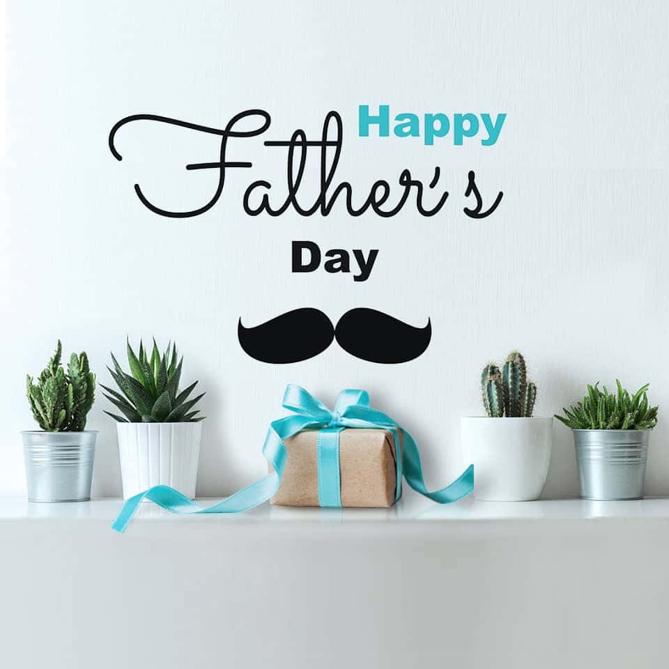 Fathers Day 桌布 壁紙 — 一個極簡風格的父親節牆貼，帶有鬍子圖案和禮物盒，周圍環繞著盆栽多肉植物。