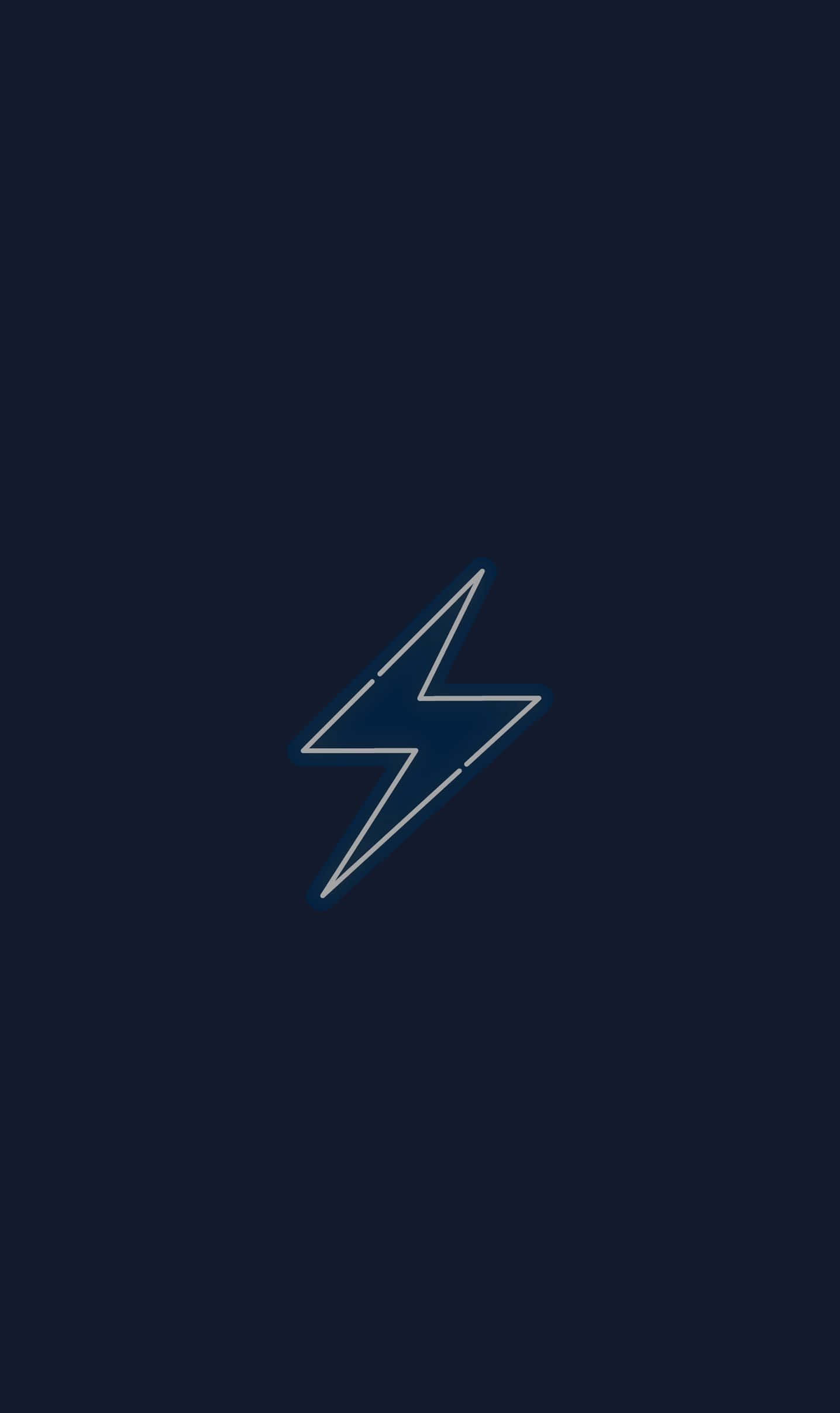 Lightning Bolt 桌布 壁紙 — 一個極簡風格的發光閃電圖標，居中放置在深海軍藍背景上。