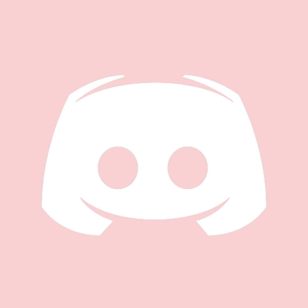 Discord 桌布 壁紙 — 一個極簡風格的白色 Discord 標誌，帶有微笑臉孔，置於純色柔和粉紅背景上。