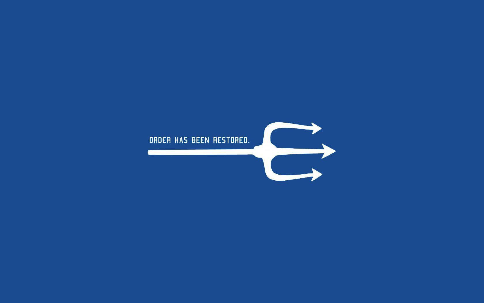 Duke Blue Devils 桌布 壁紙 — 一個極簡風格的白色三叉戟，中央帶有文字 order has been restored，置於純藍色背景上。