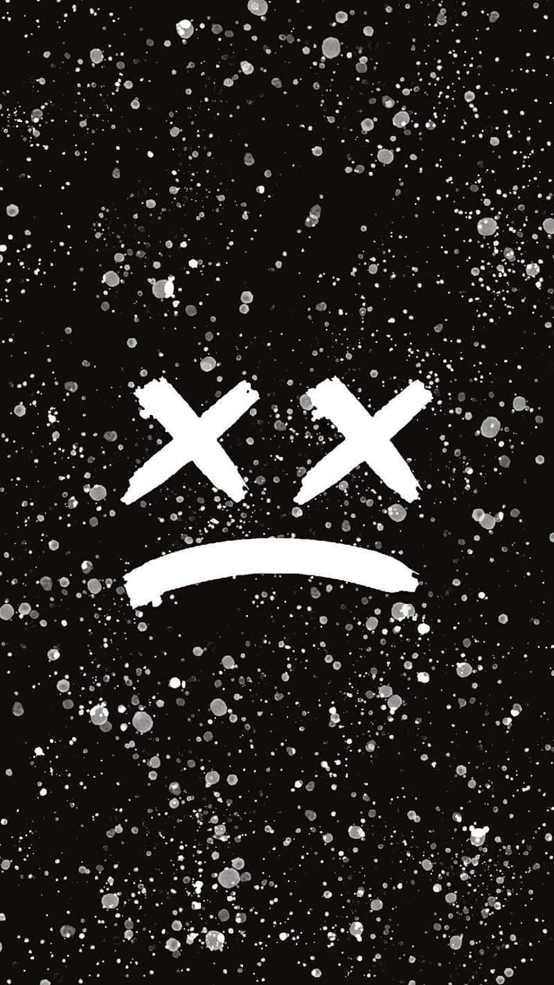 lil peep 動態圖 桌布 壁紙 — 一個極簡風格的白色悲傷臉孔，帶有X形眼睛和向下彎曲的嘴巴，背景為黑色斑點。