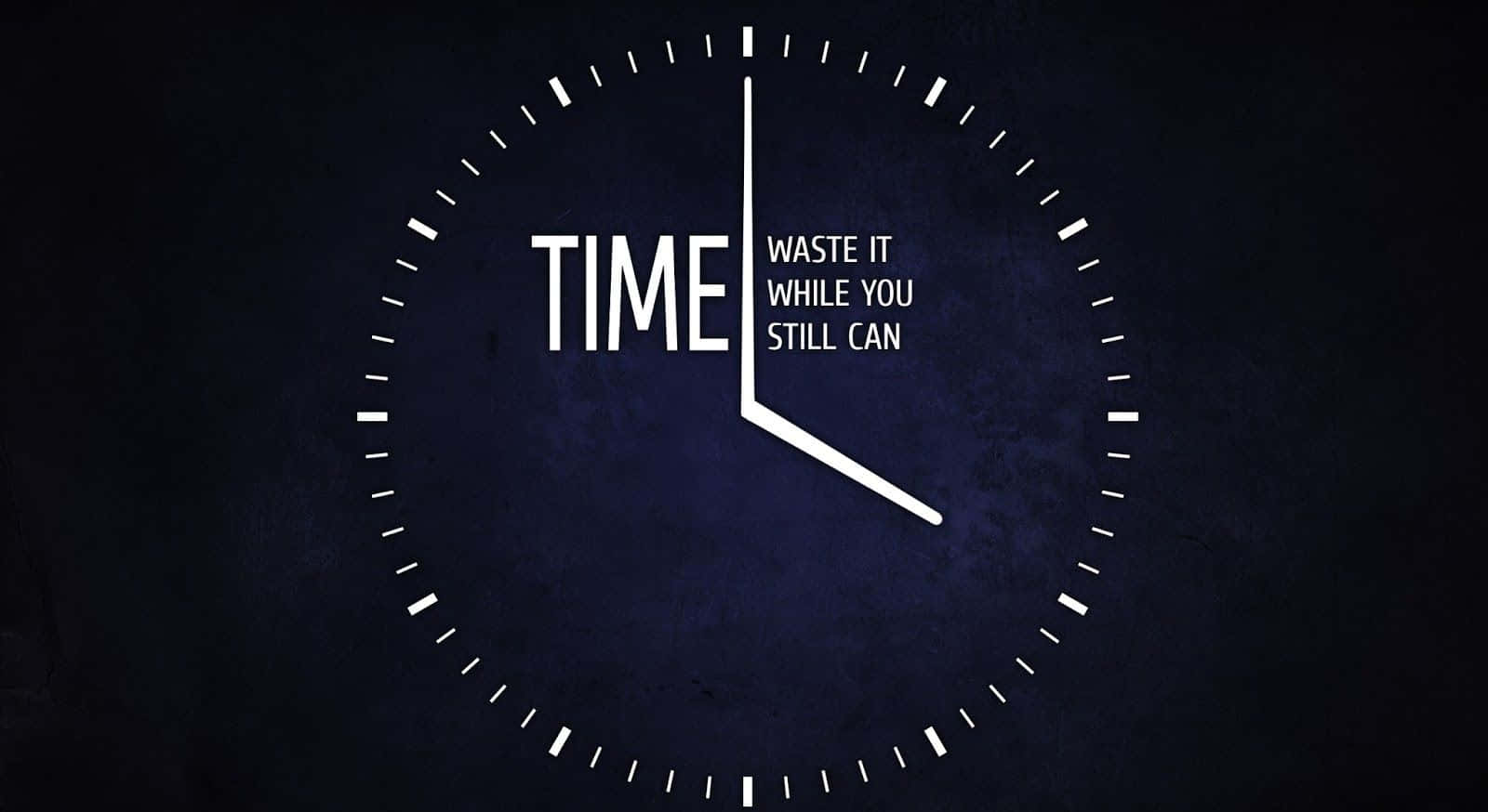 Time 桌布 壁紙 — 一個極簡風格的白色時鐘面，置於深藍色紋理背景上，並以粗體白色字體寫著「TIME WASTE IT WHILE YOU STILL CAN」。