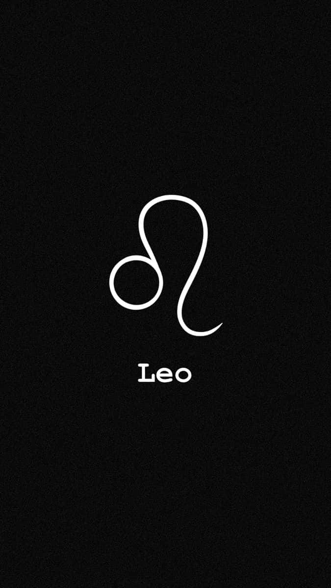 Leo Aesthetic 桌布 壁紙 — 一個極簡風格的白色獅子座符號和文字，居中放置在帶有紋理的黑色背景上。