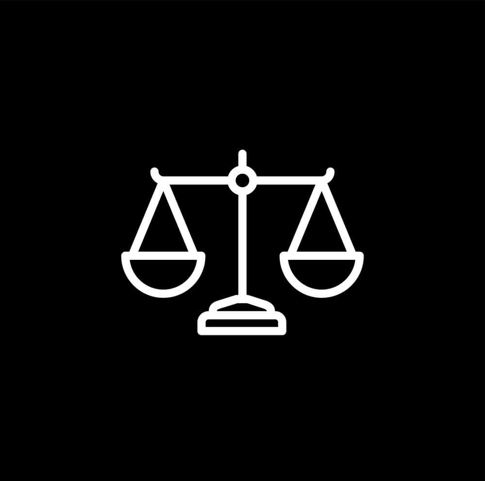 Justice 桌布 壁紙 — 一個極簡風格的白色線條圖示，顯示平衡的天秤，居中放置在純黑色背景上。