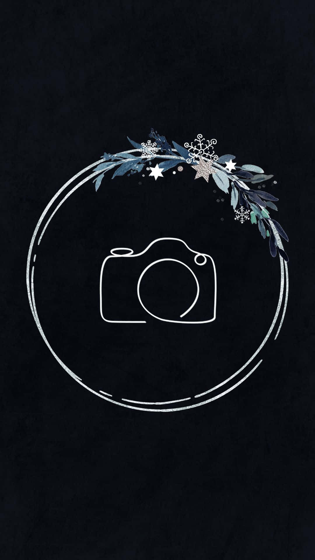 Instagram 桌布 壁紙 — 一個極簡風格的白色線條畫，相機居中在一個圓圈內，圓圈飾有冬季花環，包含樹葉、雪花和星星，背景為深色紋理。