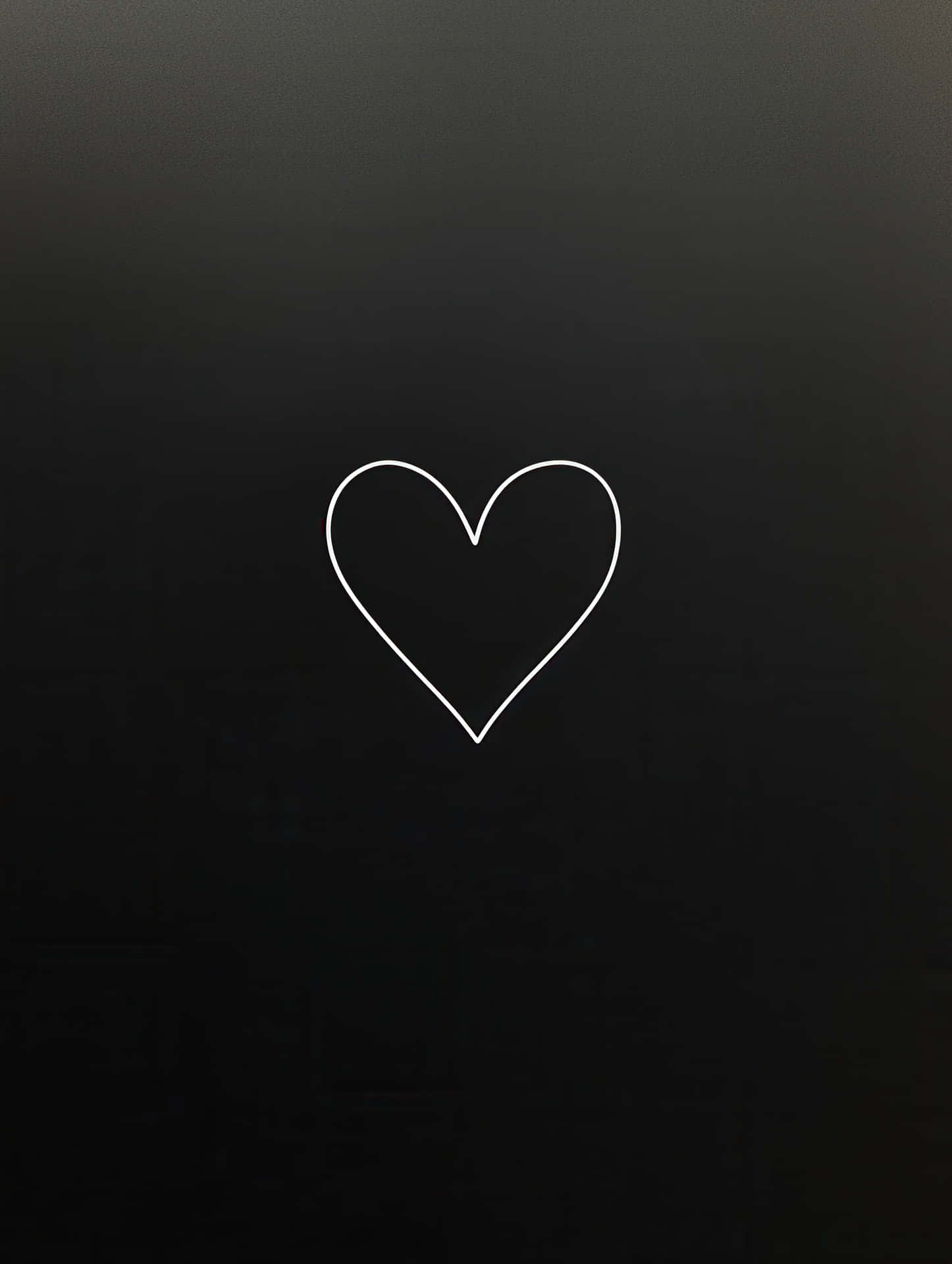 Minimalist White Heart Design on Dark Gradient Background 壁紙 — 一個極簡風格的白色輪廓心形，居中於光滑的霧面黑色背景上。
