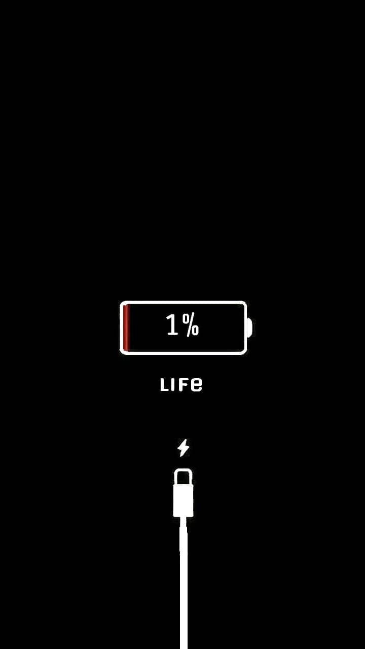 一個標有LIFE的1%電池圖示，下方有充電線，背景為黑色。 — 黑暗悲傷動圖 壁紙