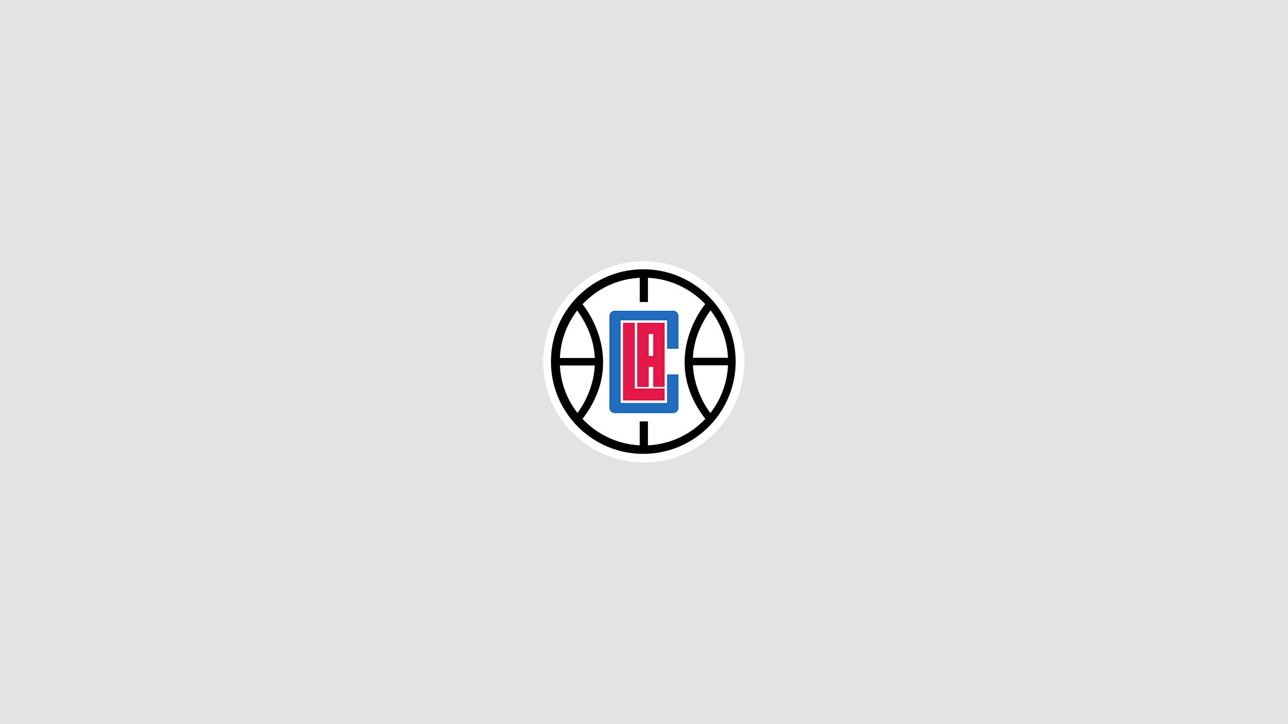 Clippers 桌布 壁紙 — 一個極簡風格的籃球標誌，黑色輪廓的球內有紅色和藍色的LA字母，背景為淺灰色。