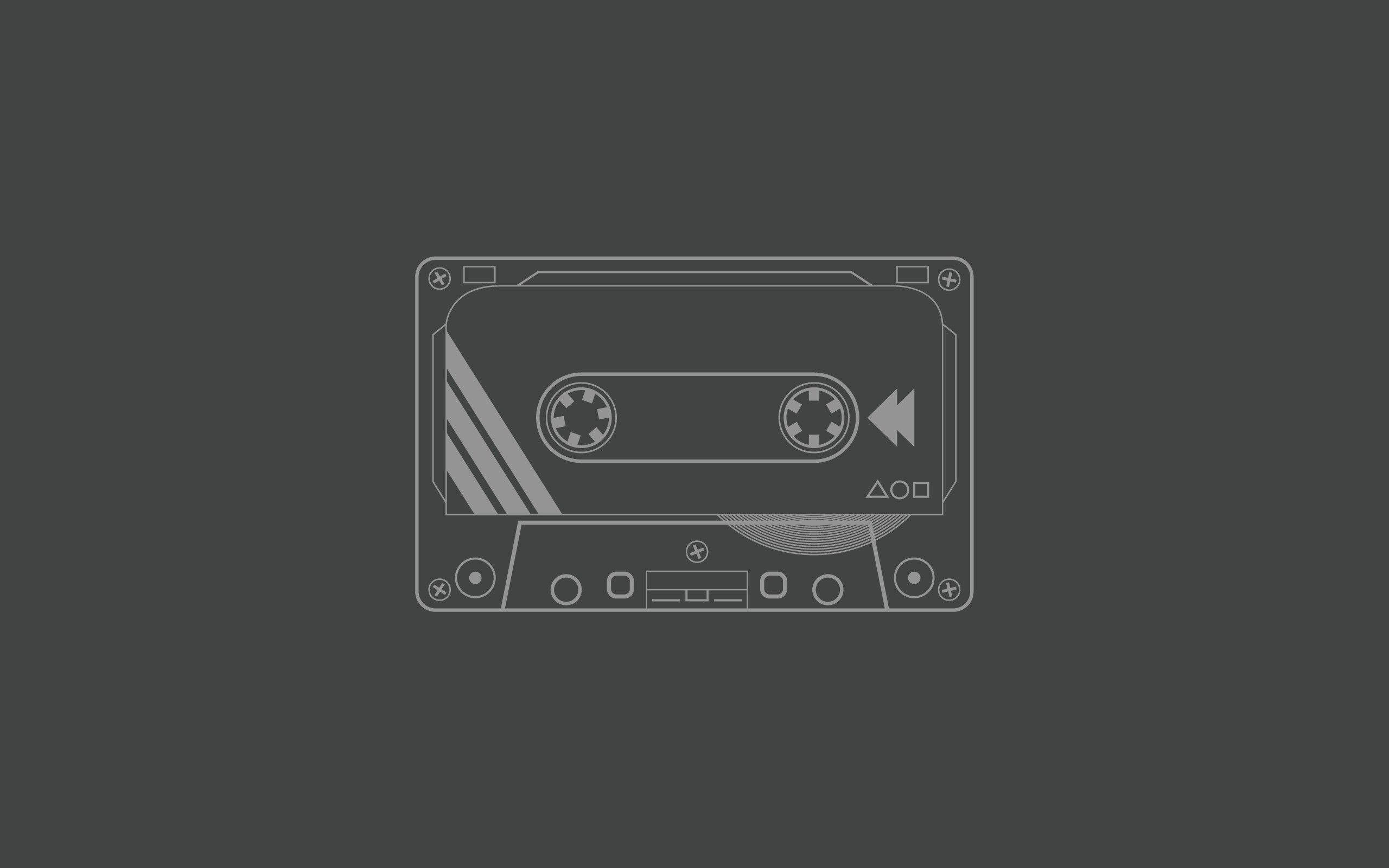 Retro 桌布 壁紙 — 一個極簡風格的線條藝術卡式錄音帶圖示，居中放置在深灰色背景上，帶有乾淨的幾何細節。