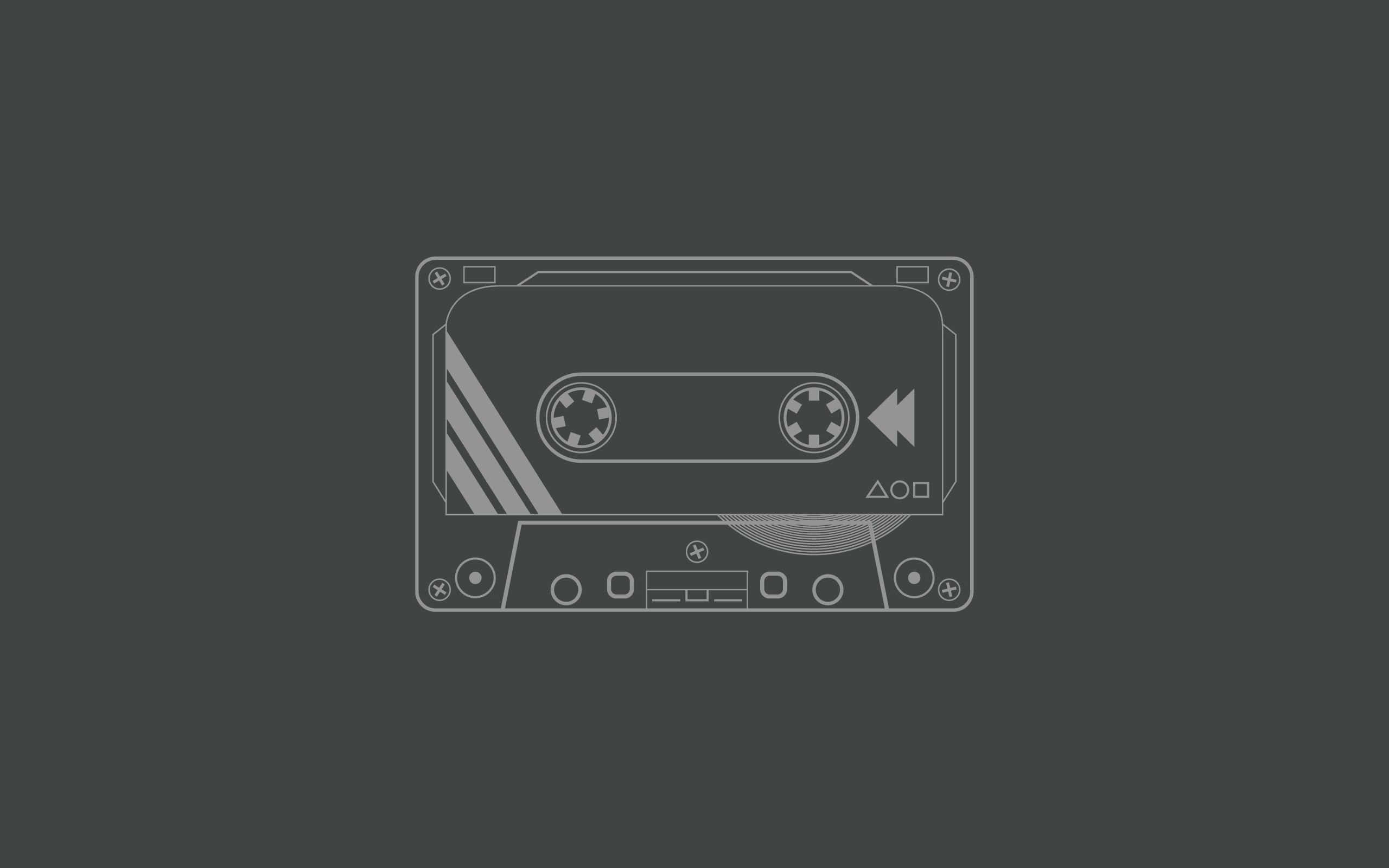 Retro 桌布 壁紙 — 一個極簡風格的線條藝術卡式錄音帶圖示，居中放置在深灰色背景上，帶有乾淨的幾何細節。