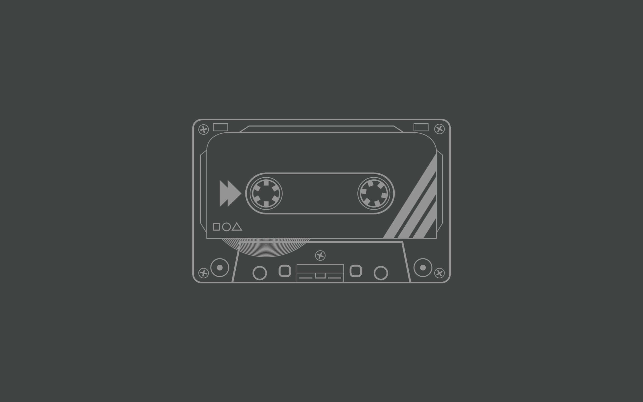Minimalist Vintage 桌布 壁紙 — 一個極簡風格的線條藝術卡式錄音帶圖示，居中放置在深灰色背景上，帶有乾淨的幾何細節。