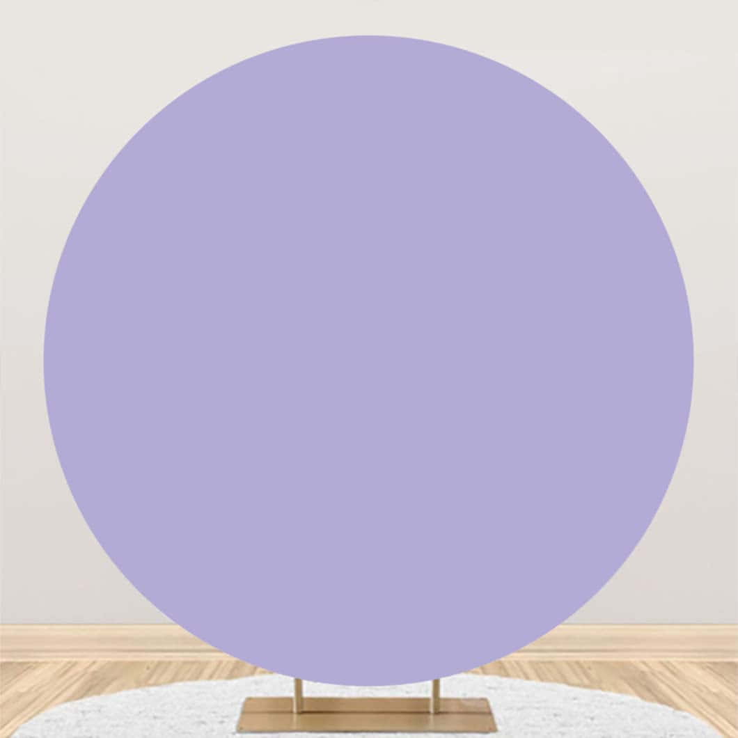 Light Purple Solid 桌布 壁紙 — 一個極簡風格的薰衣草色圓形藝術品放在木架上，擱在白色地毯上，背景是米色牆壁。