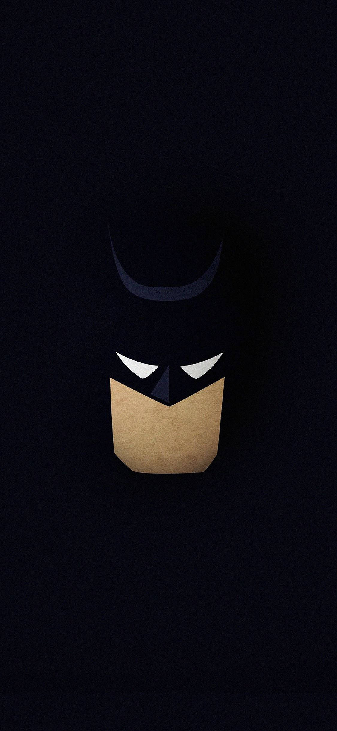 The Batman iPhone 桌布 壁紙 — 一個極簡風格的蝙蝠俠面具，帶有發光的白色眼睛和棕褐色下巴，背景為黑色。