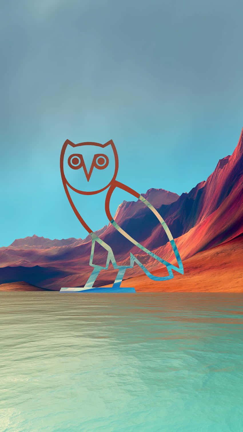 Drake Ovo Owl iPhone 桌布 壁紙 — 一個極簡風格的貓頭鷹輪廓雕像矗立在平靜的藍綠色水中的平台上，背景是晴朗藍天下紅色的山脈。