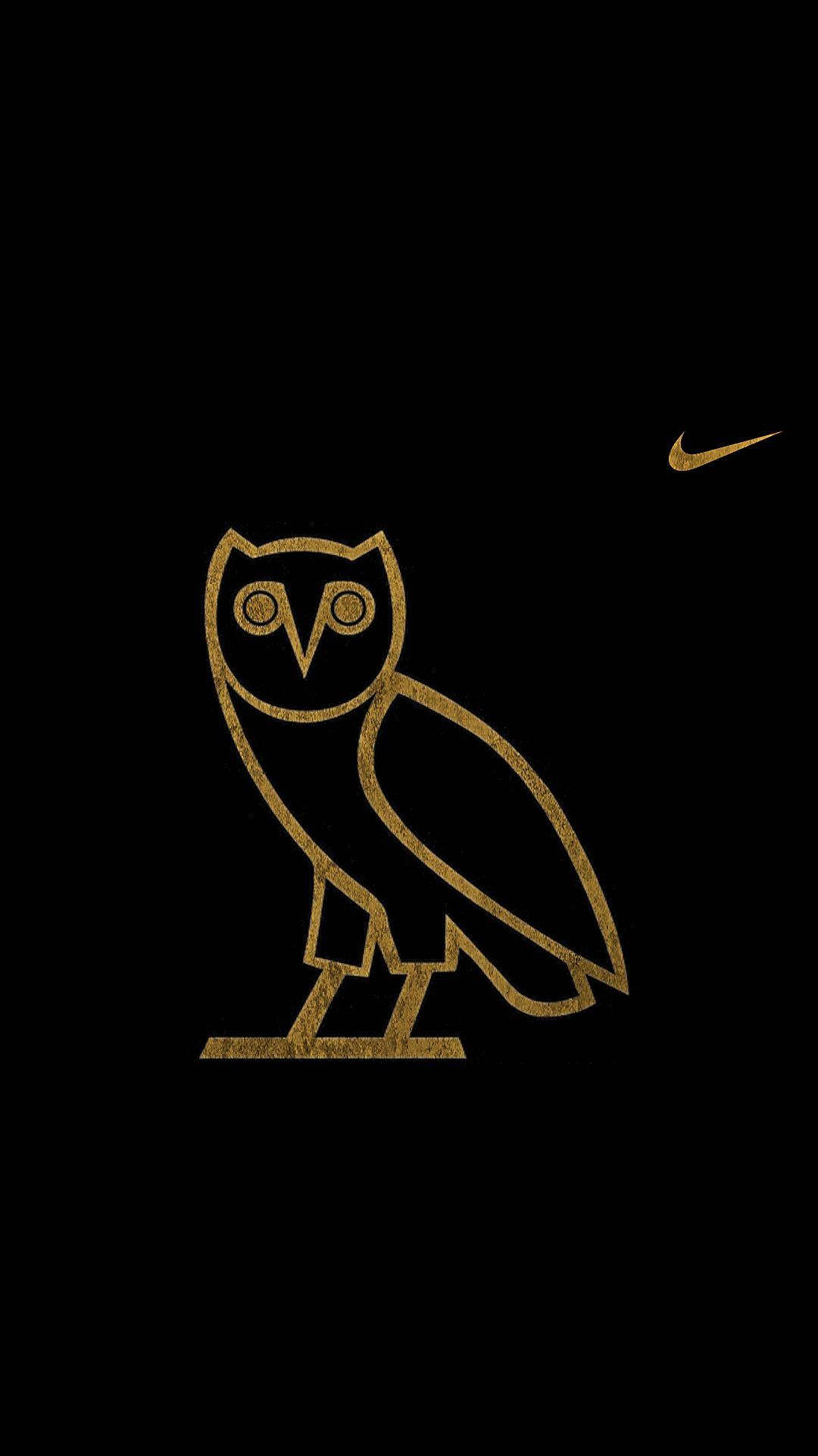 Nike iPhone 桌布 壁紙 — 一個極簡風格的金色貓頭鷹標誌立在黑色背景上，角落有一個小小的金色Nike勾勾。
