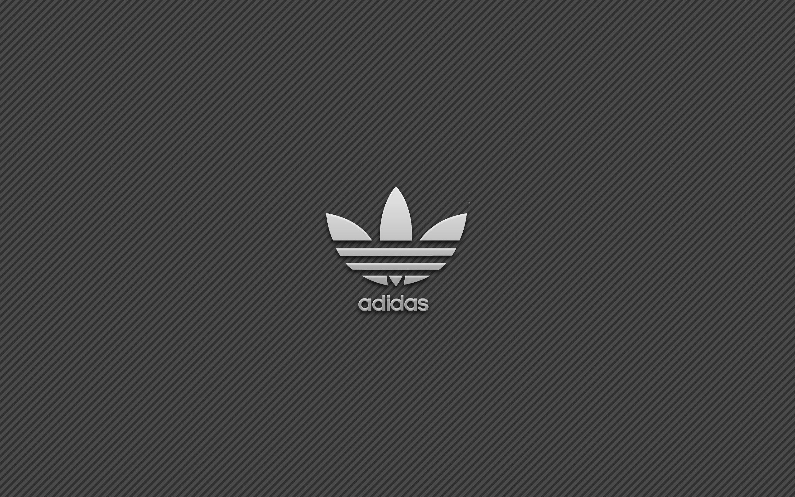 愛迪達 桌布 壁紙 — 一個極簡風格的銀色Adidas標誌，居中在深灰色斜紋背景上。