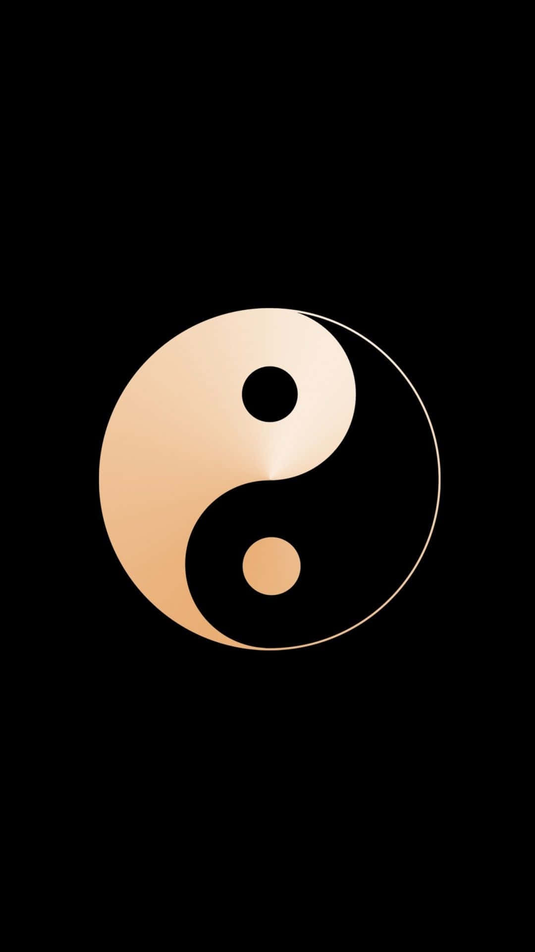 Yin Yang 4K 桌布 壁紙 — 一個極簡風格的陰陽符號，金色和黑色兩半居中在純黑色背景上。