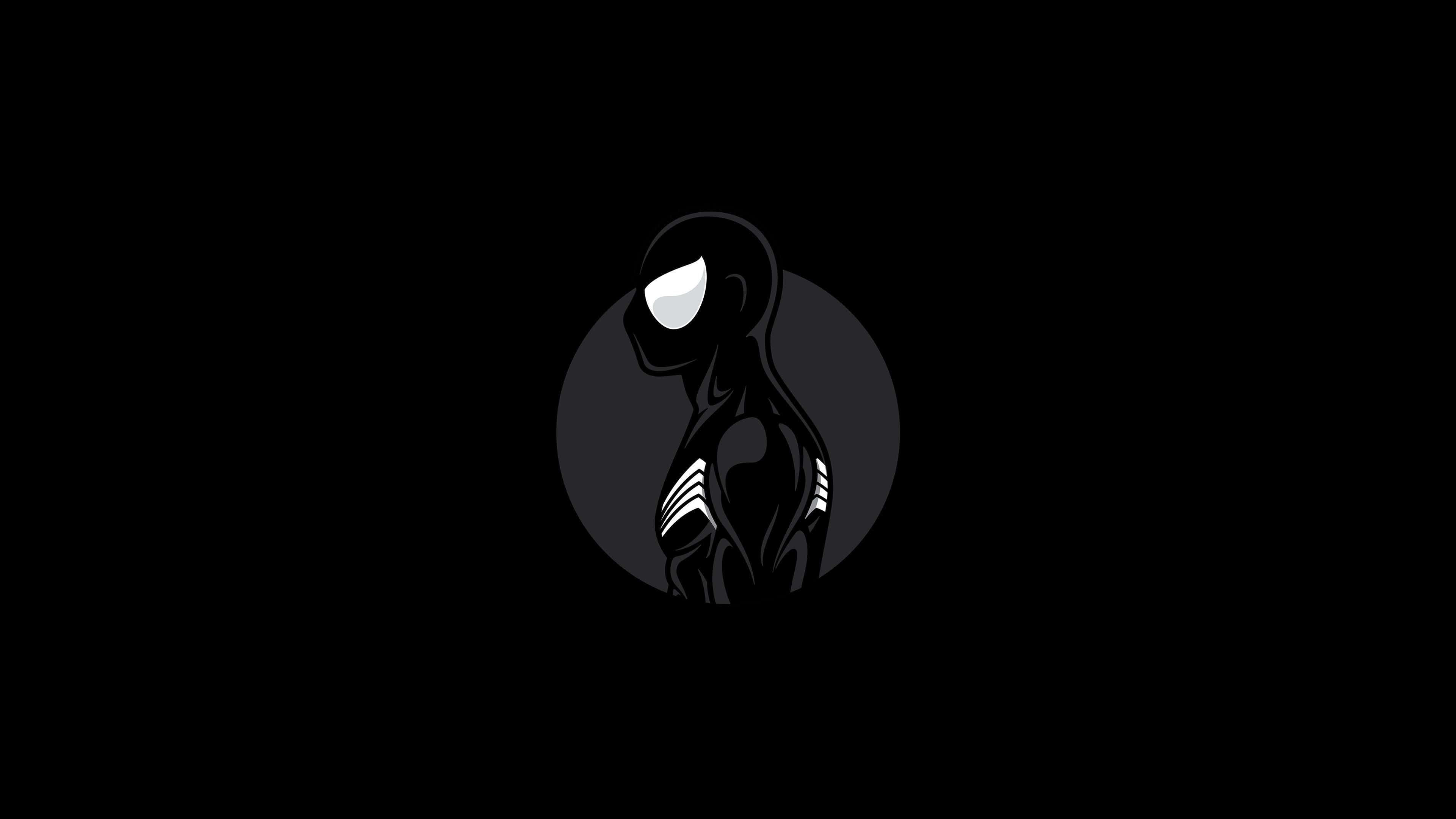 Minimalist Monochrome 桌布 壁紙 — 一個極簡風格的黑色人形剪影，帶有發光的白色眼睛和肩部條紋，位於深灰色圓圈中心，背景為純黑色。